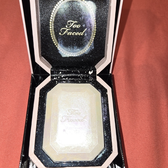 BNIB Too Faced Diamond Light Highlighter - Picture 2 of 3